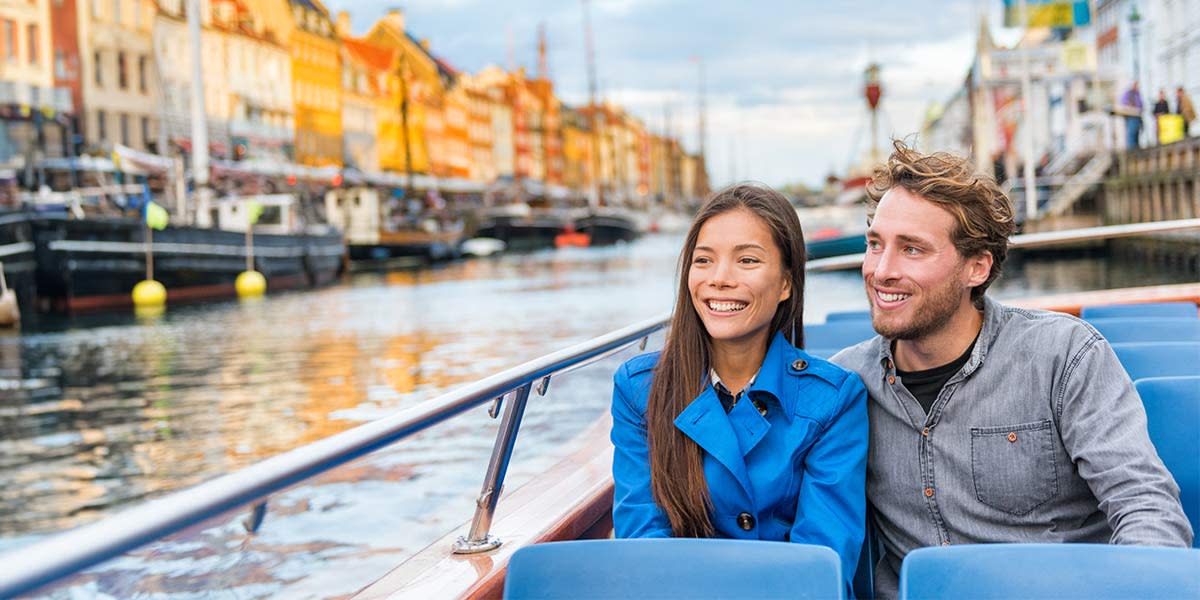 Par i kanalbåt i Nyhavn - København
