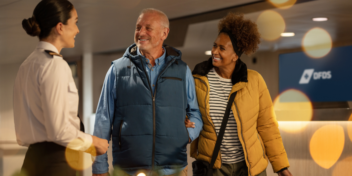 Couple being greeted by DFDS colleague 