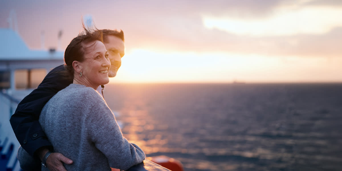 Pärchen auf dem Deck der DFDS Fähre 