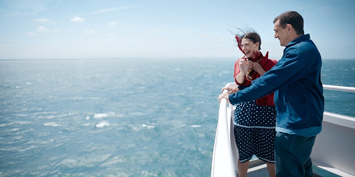 Couple sur le pont à bord du ferry de la Manche
