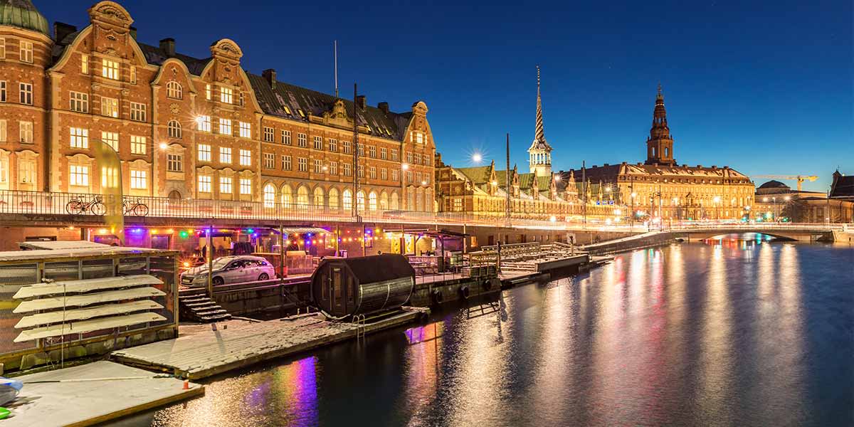 Christiansborg Slott og børsen ved kanalen i København