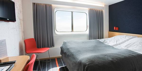 Kabina Commodore z dwuosobowym łóżkiem i widokiem na morze
