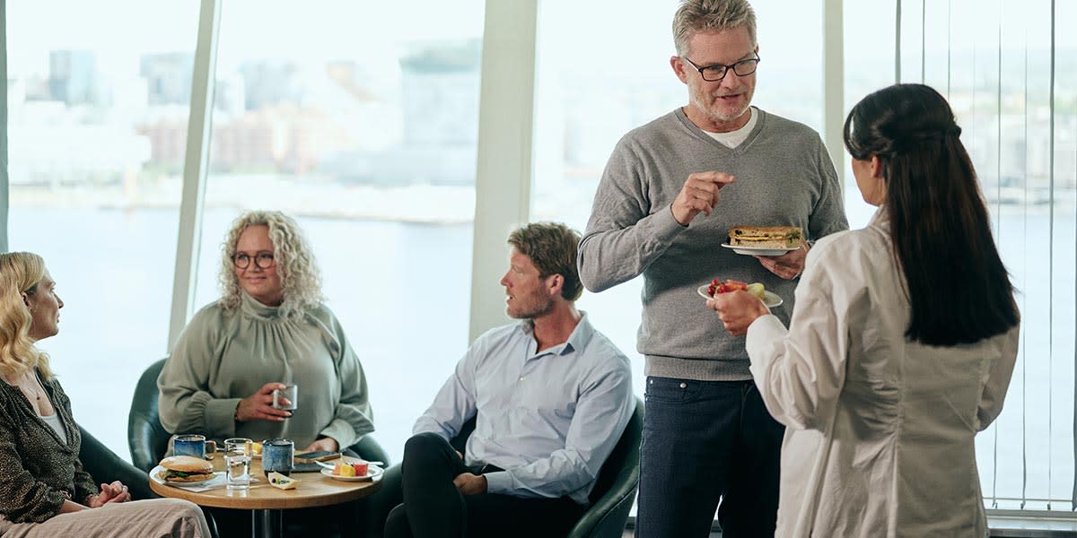 Konferansegjester i lobbyen