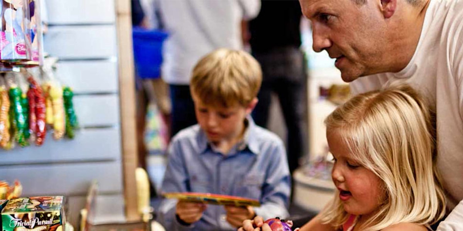 A family shopping in one of the onboard, tax-free shops