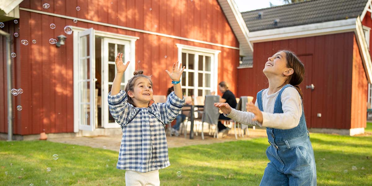 Barn leker ved hyttene i Lalandia