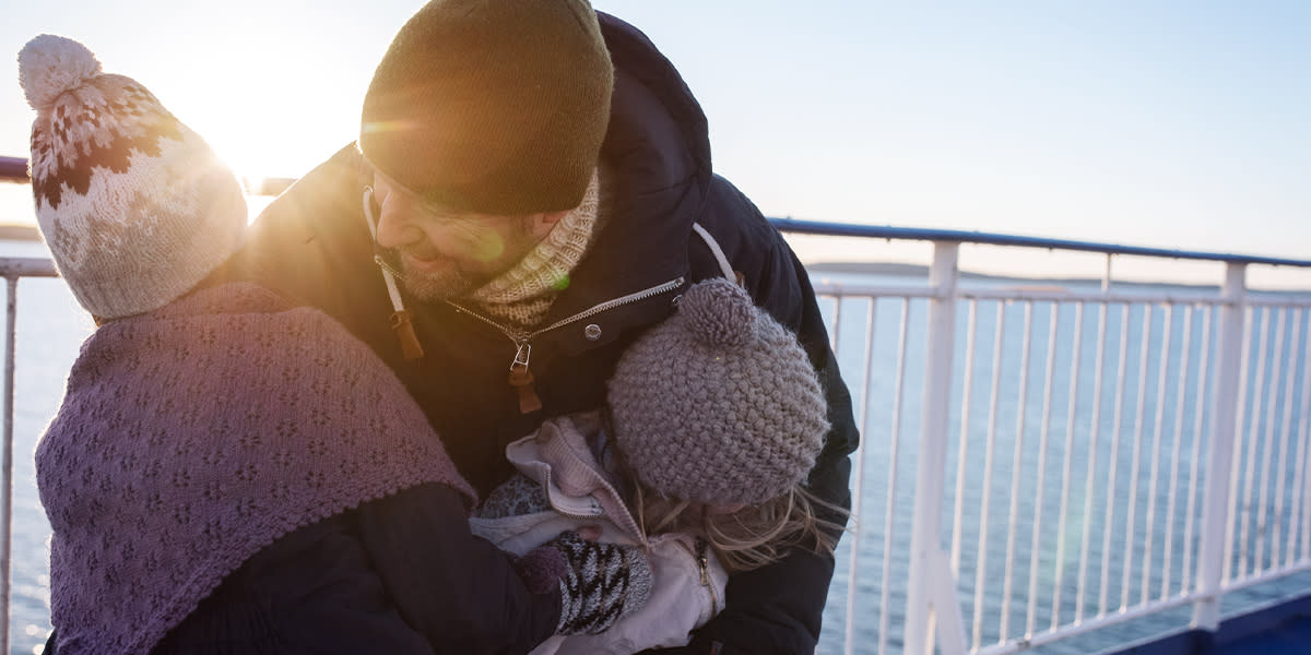 Vater spielt mit Kindern auf Deck 