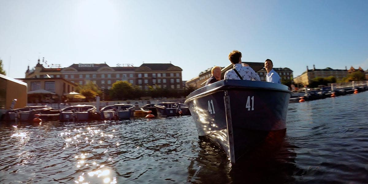 Boat ride with friends hero Boat ride with friends hero
