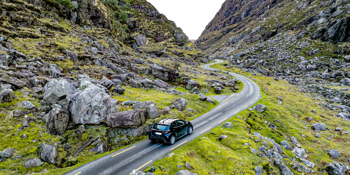 Auto reis door Ierland langs groene heuvels