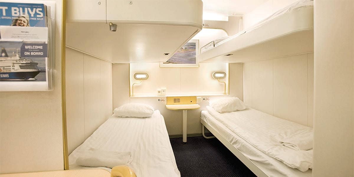 Piętrowe łóżka w 4-osobowej kabinie dla mężczyzn