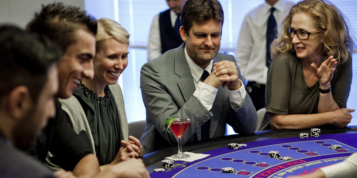 Ludzie siedzą przy stole w casino i grają