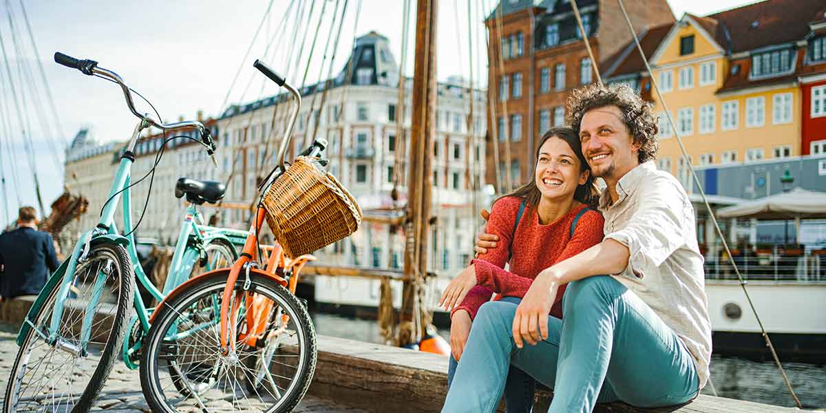 Couple in Nyhavn, Copenhagen - hero