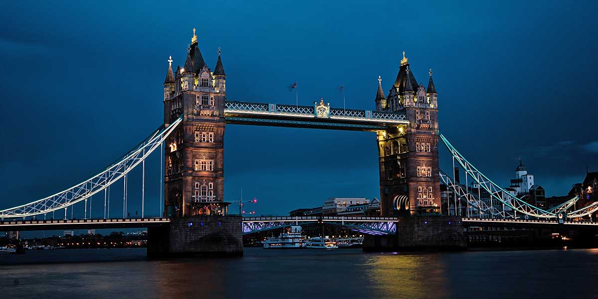 Le Tower Bridge illuminé la nuit 