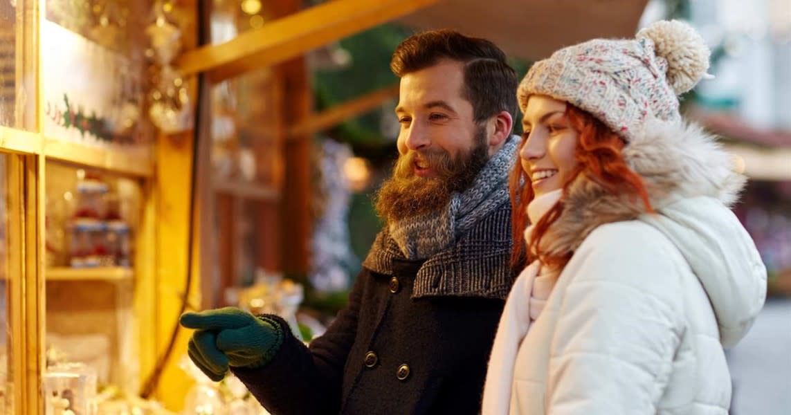 couple christmas market 