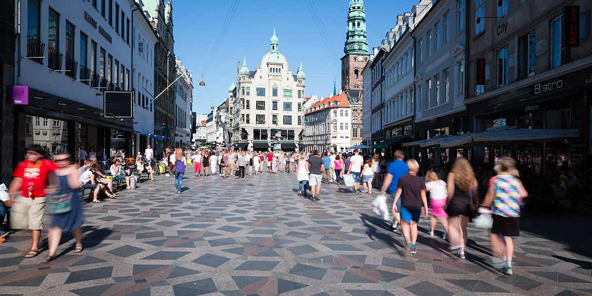 Gågata Strøget i København om sommeren