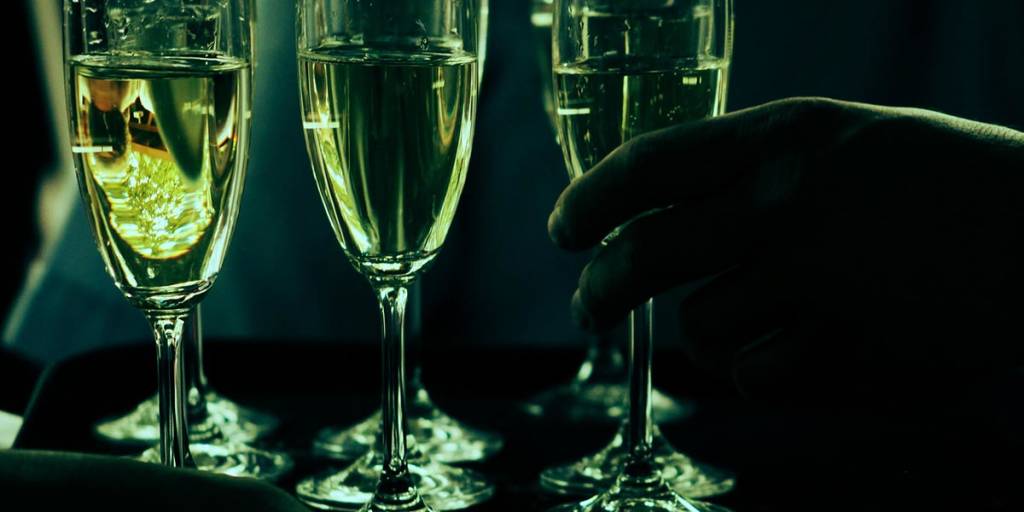 Kieliszki szampana podświetlone w barze