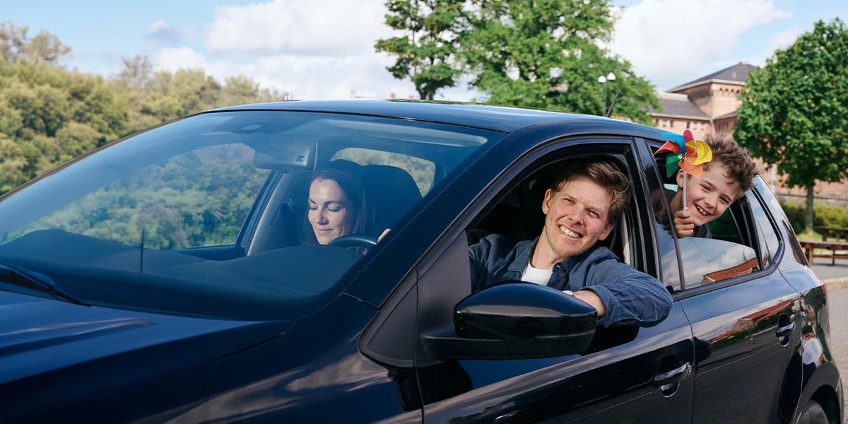 Familie i bilen