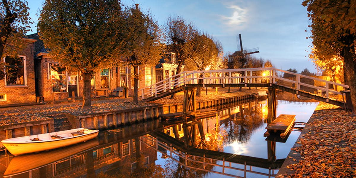 Most i kanał w Amsterdamie wieczorową porą