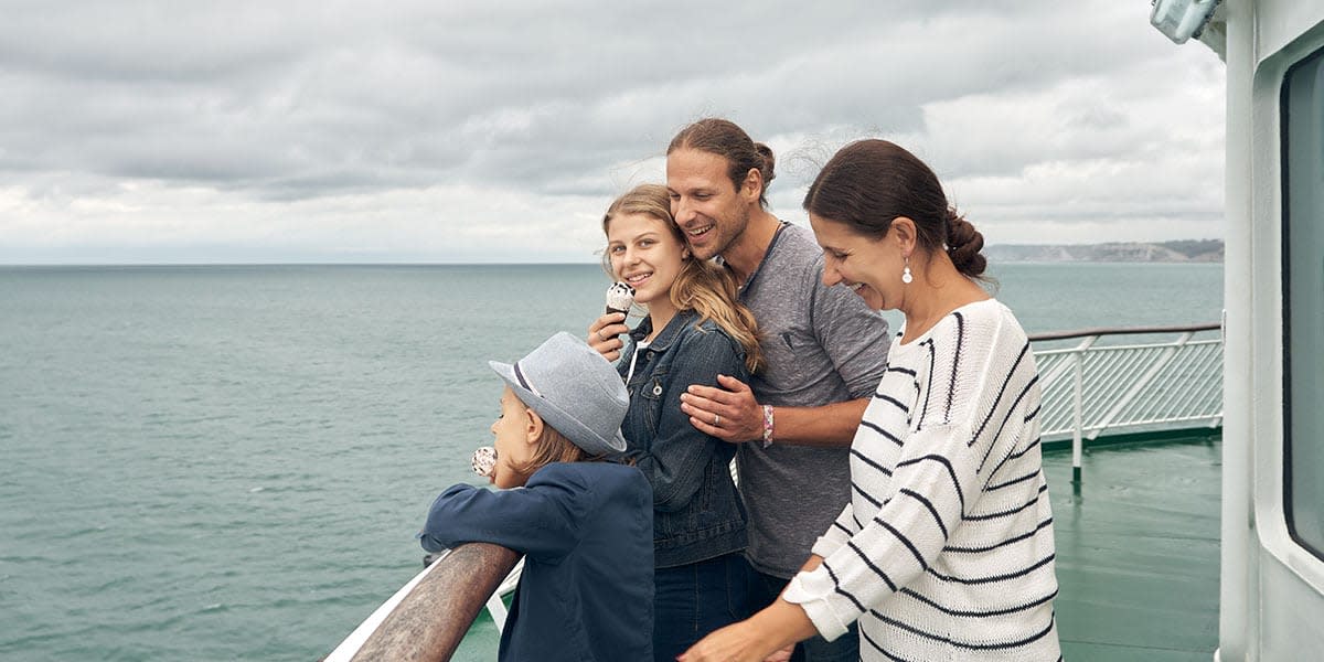 Familie auf dem Deck der DFDS Amsterdam-Newcastle Fähre