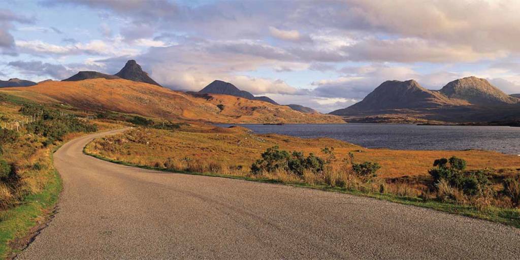 Weg in schottischen Highlands