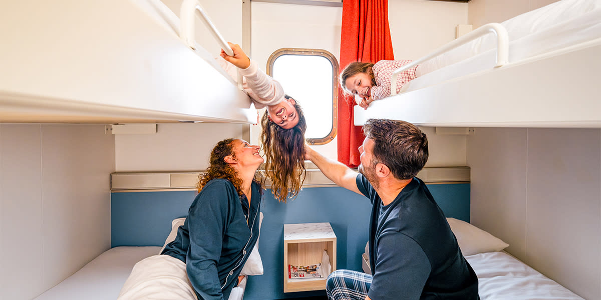 AN-25-07-Web-1200x600-Family-4-bed-window-cabin (1) AN-25-07-Web-1200x600-Family-4-bed-window-cabin (1)