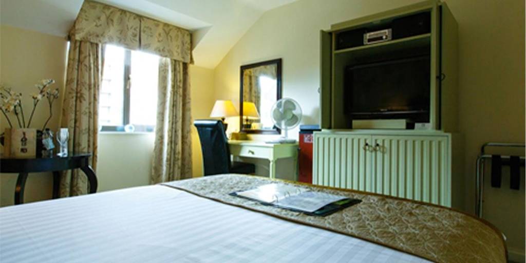 Comfortable hotel room kingston-lodge-room
