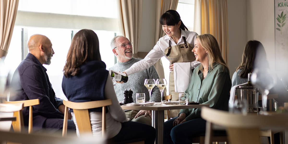 Zwei Pärchen werden im North Sea Bistro bedient 