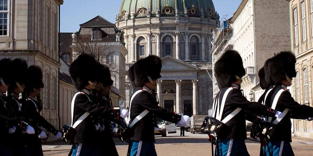 amalienborg guards in copenhagen