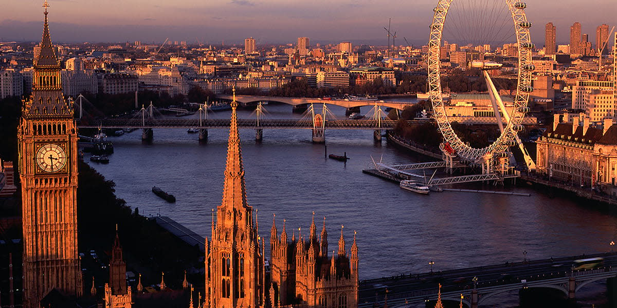 London Eye og Big Ben ved the River Thames 