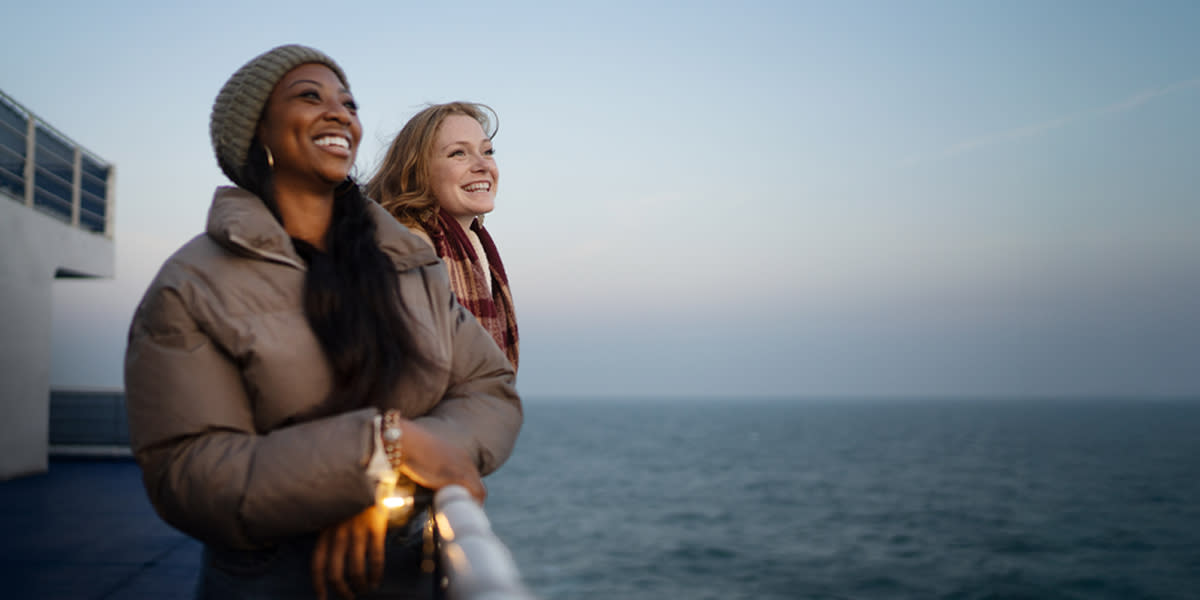 Pärchen auf dem Deck von DFDS Fähre