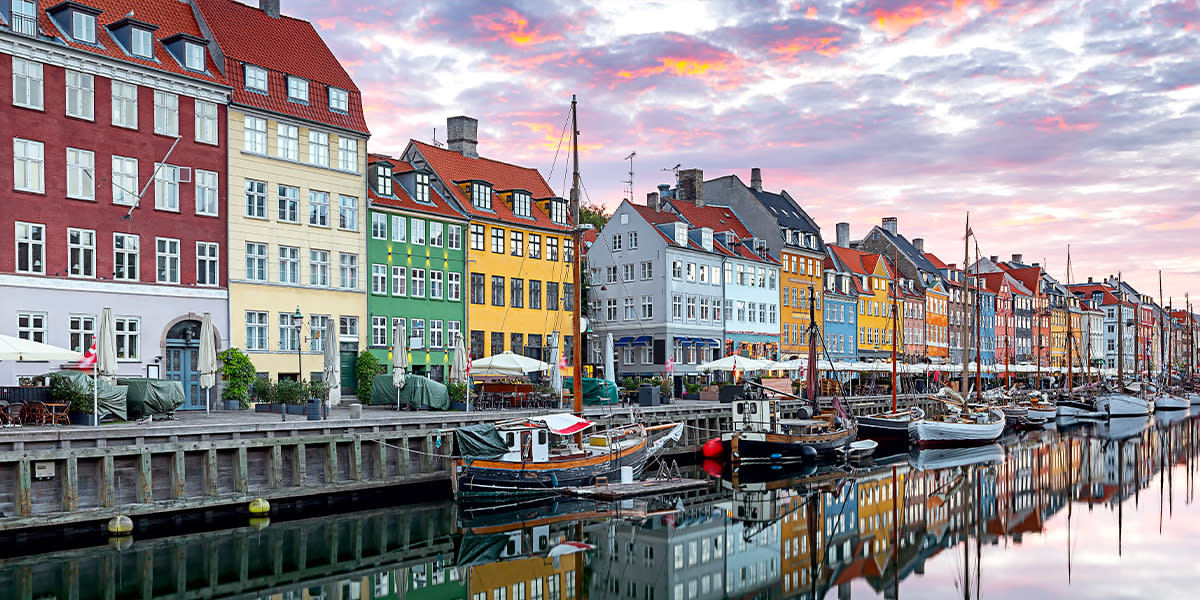Nydelige Nyhavn i solnedgang Nydelige Nyhavn, København
