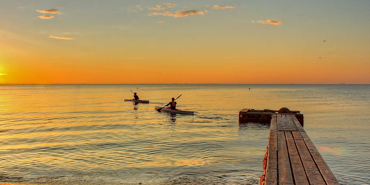 Padle kano i solnedgangen i Danmark