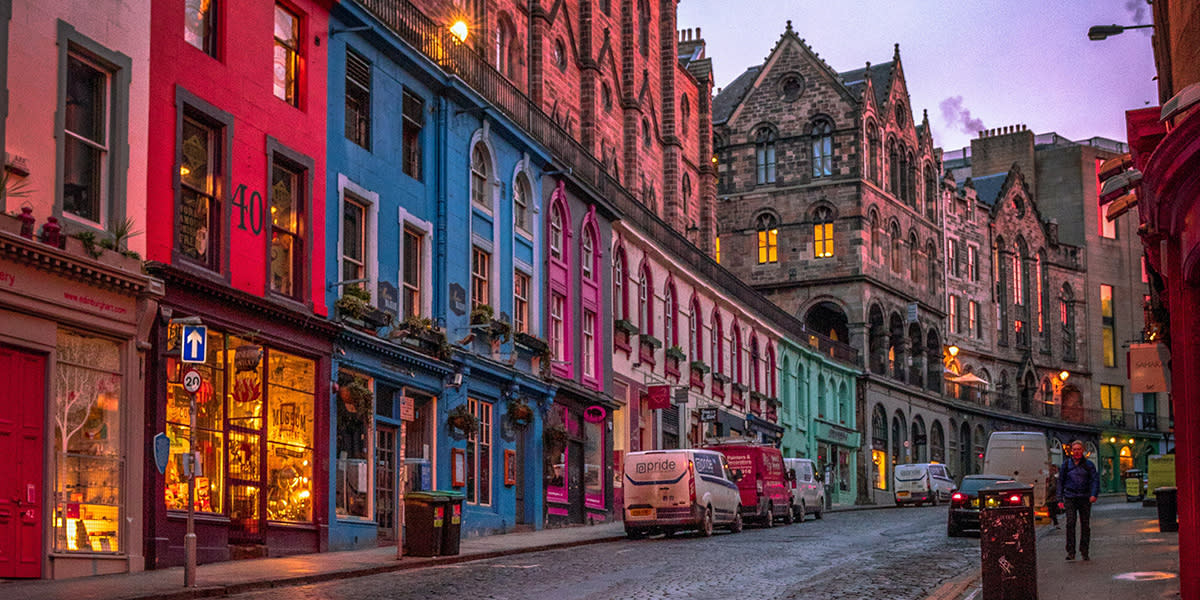 Farbenfrohe Straße in Edinburgh City