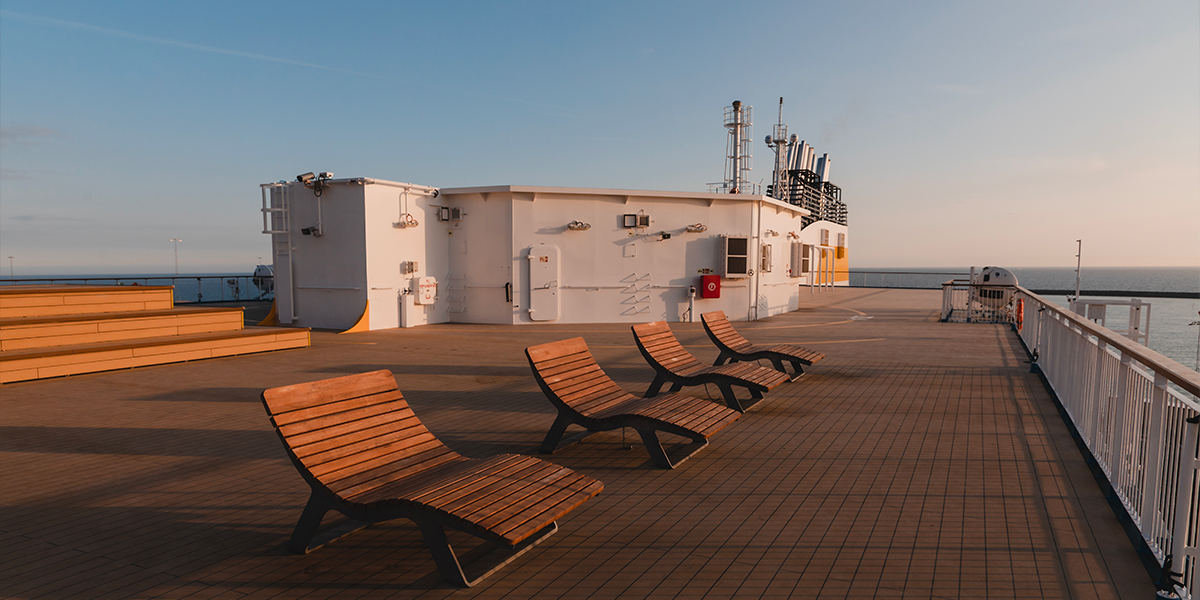 Space Charter Web Sun deck