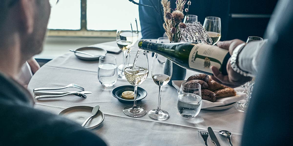 Vin i restaurant om bord på Oslobåden