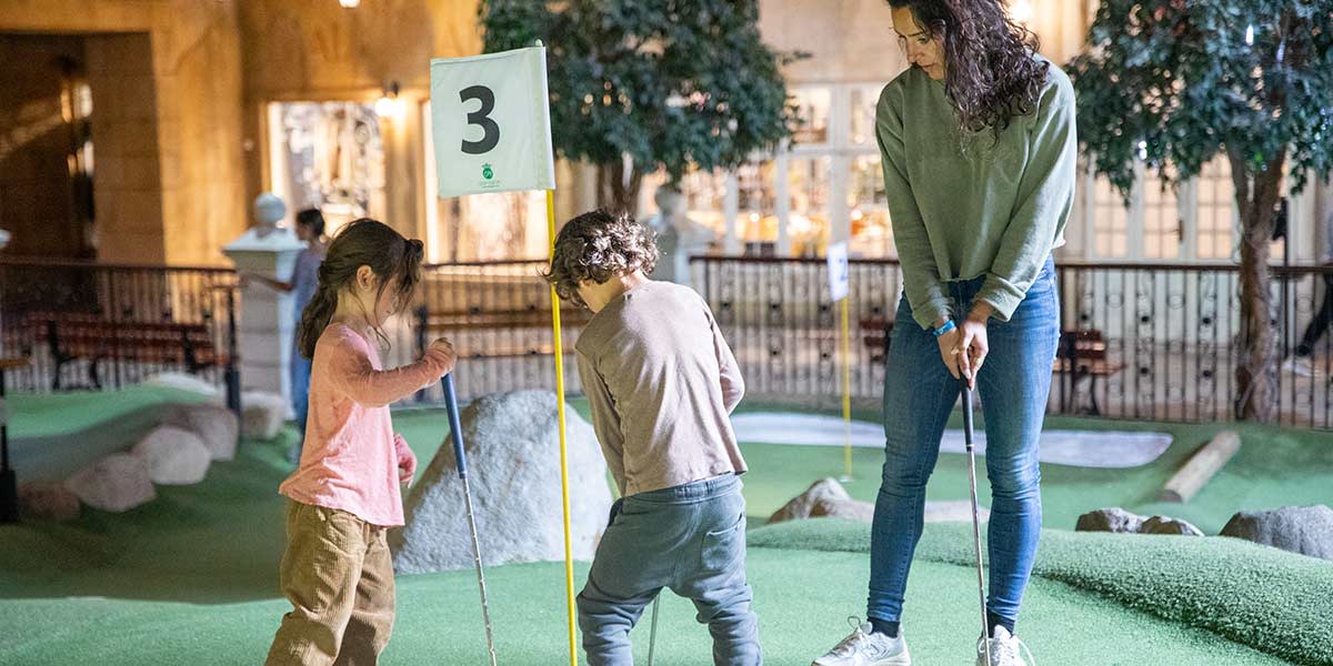 Familie spiller minigolf i Lalandia