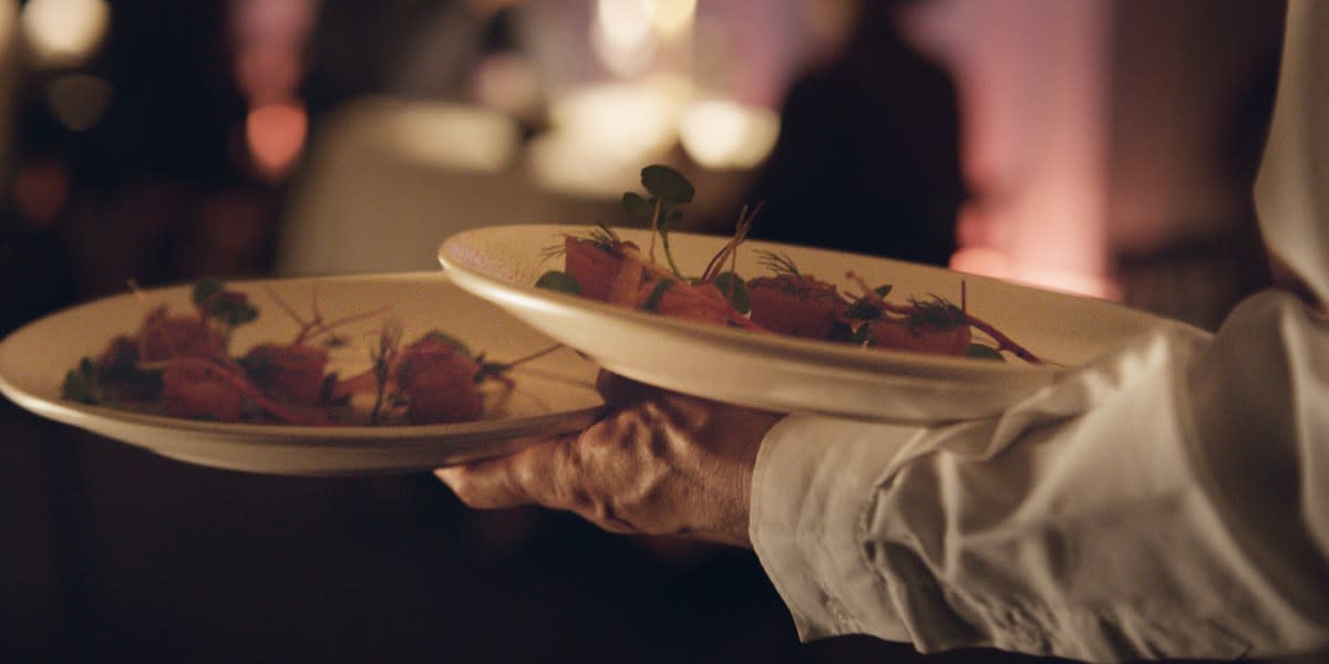 mad serveres om board Platter med mad