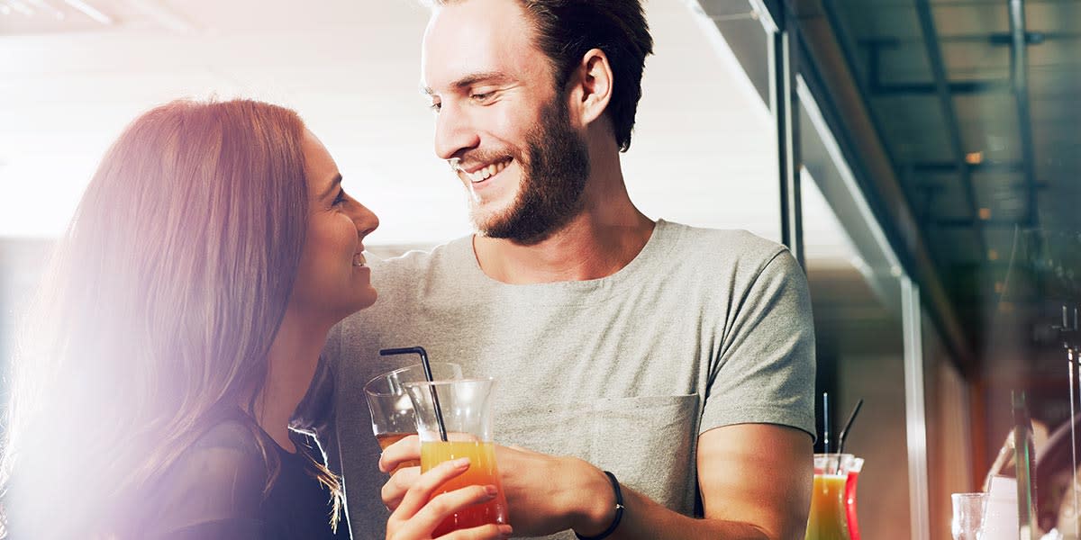 Par drikker drinks i Navigators Pub ombord DFDS færge