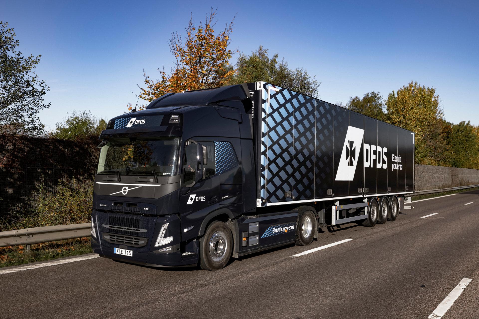 250A8337 - electric truck in dark blue DFDS livery - downloadable asset Media page About section