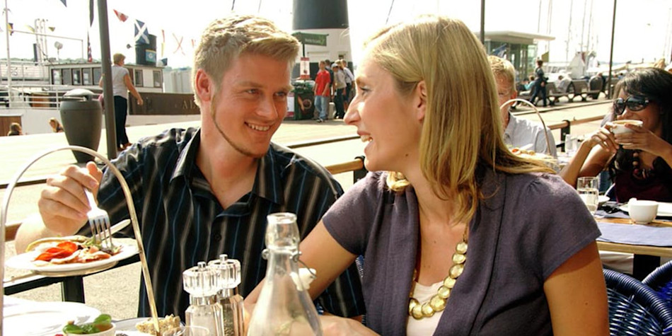 Two people having lunch together outdoors in Oslo 