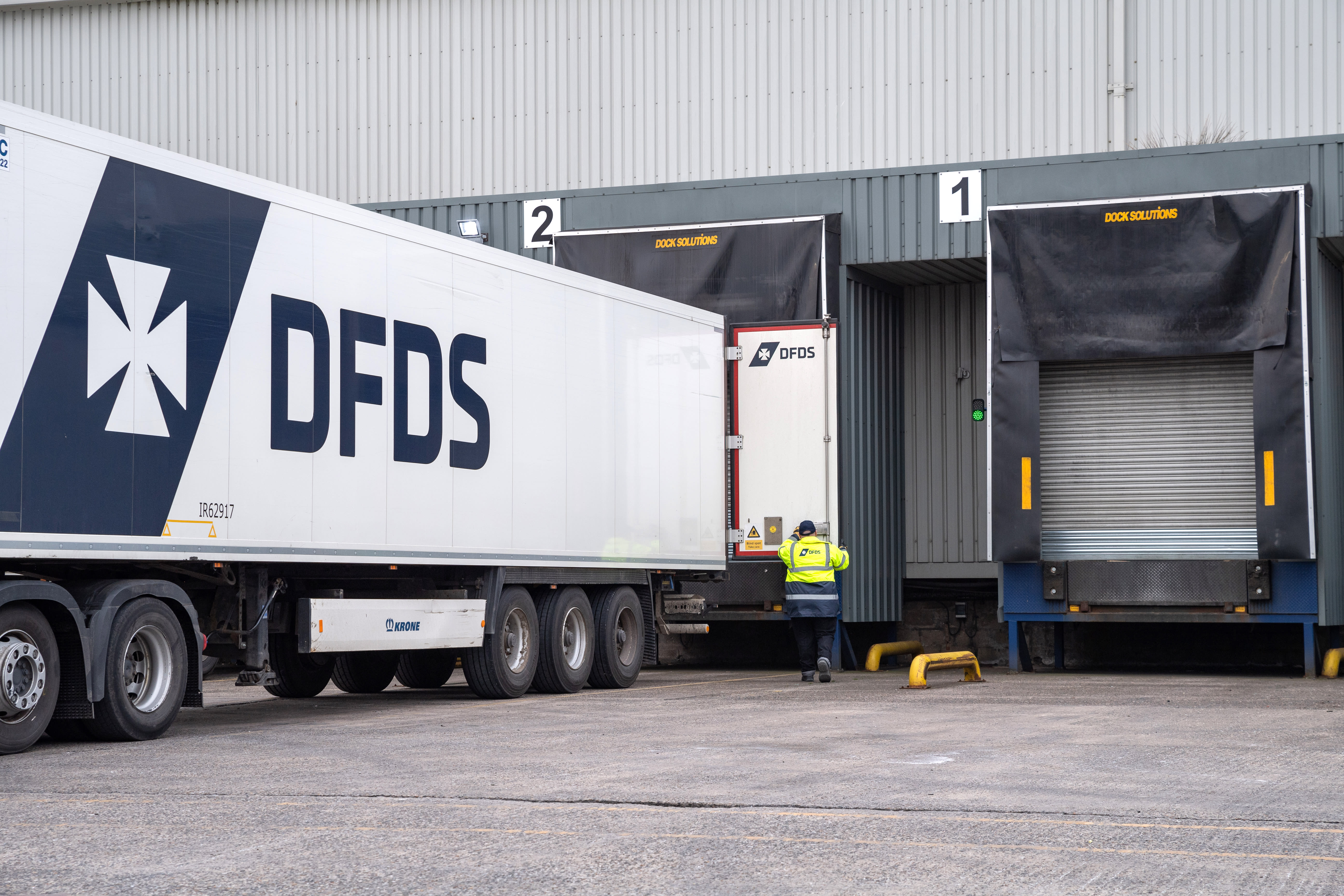 Trailer parked in dock for cold chain crossdocking Cold chain cross docking, trailer in dock, 2022
