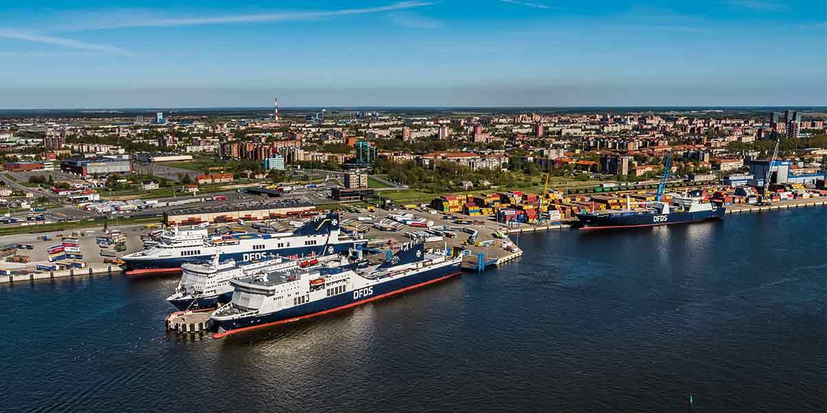 Blick auf den Hafen mit DFDS Fähre in Klaipeda