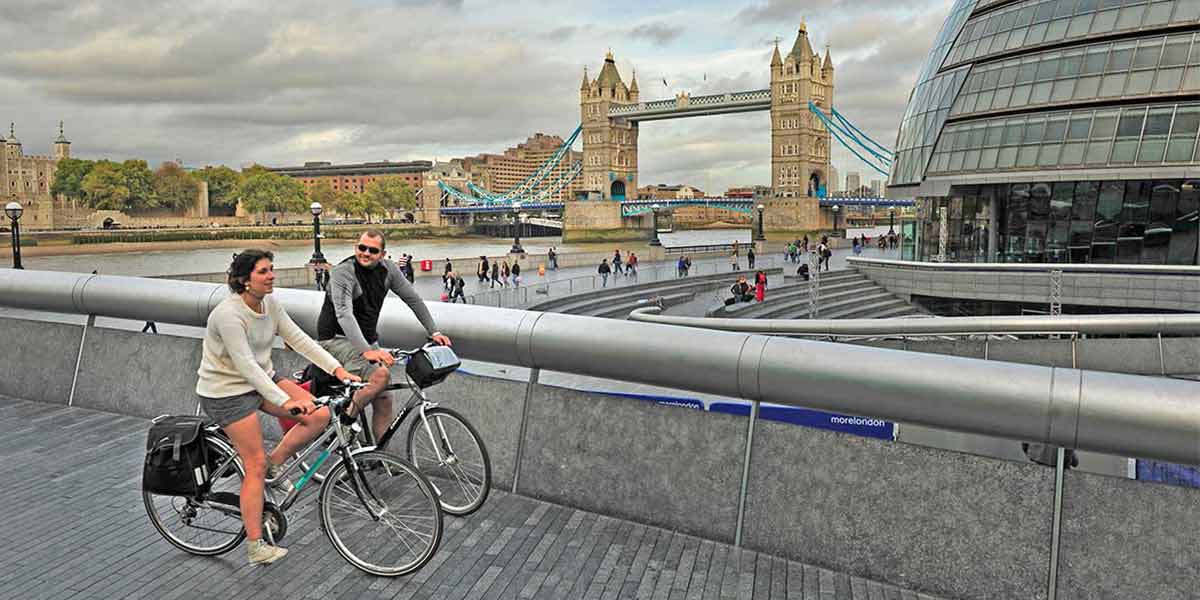 Balade en vélo en couple sur le pont de Londres