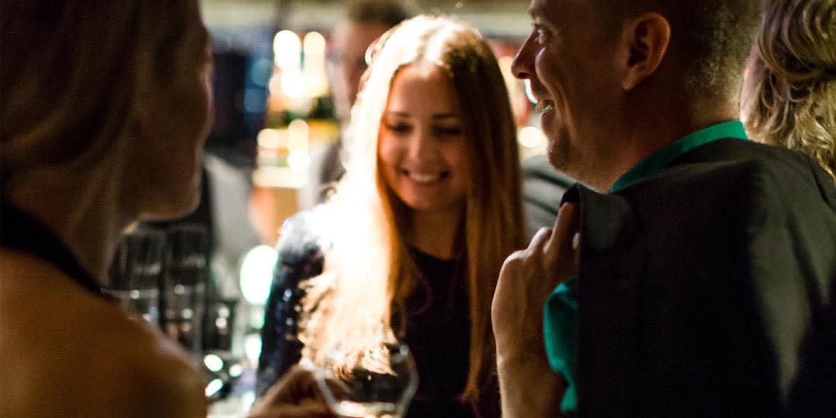 Menschen unterhalten sich in der Bar