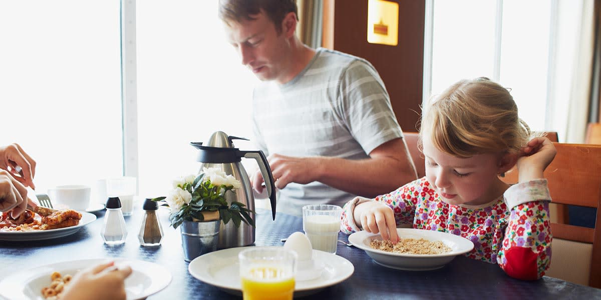 Vater und Tochter essen zusammen Frühstück 