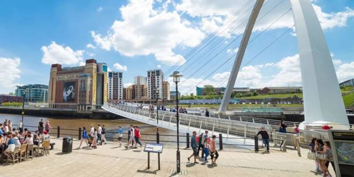 Menschen und Quayside Millennium Brücke in Newcastle