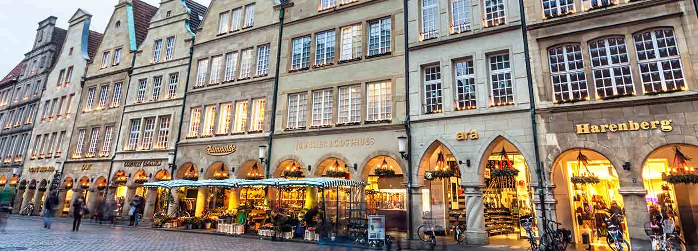 Uliczka ze sklepami w mieście Münster