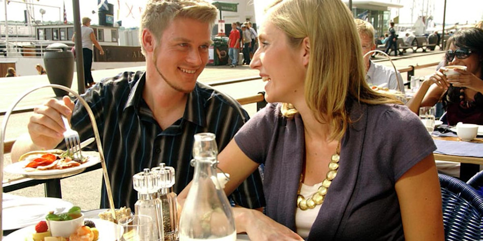 Couple having lunch in the city 