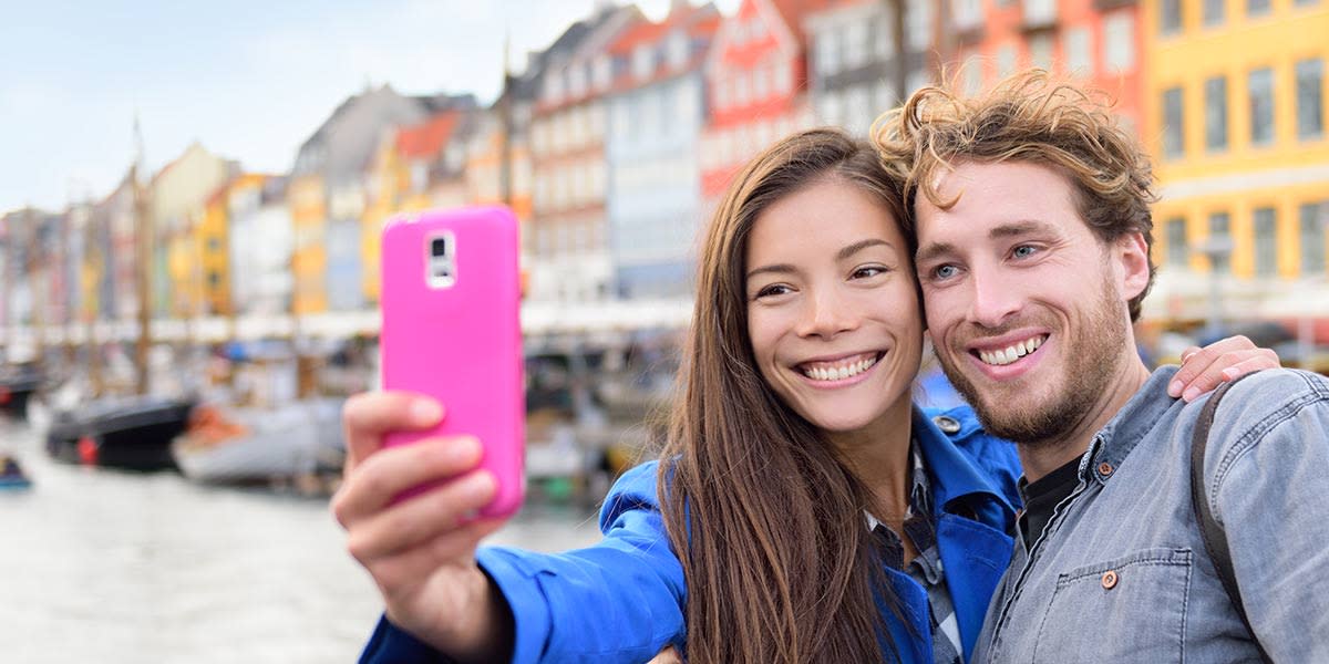 Par tar selfie i Nyhavn, København