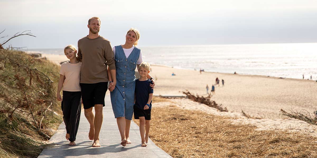 Familie på stranden i Danmark