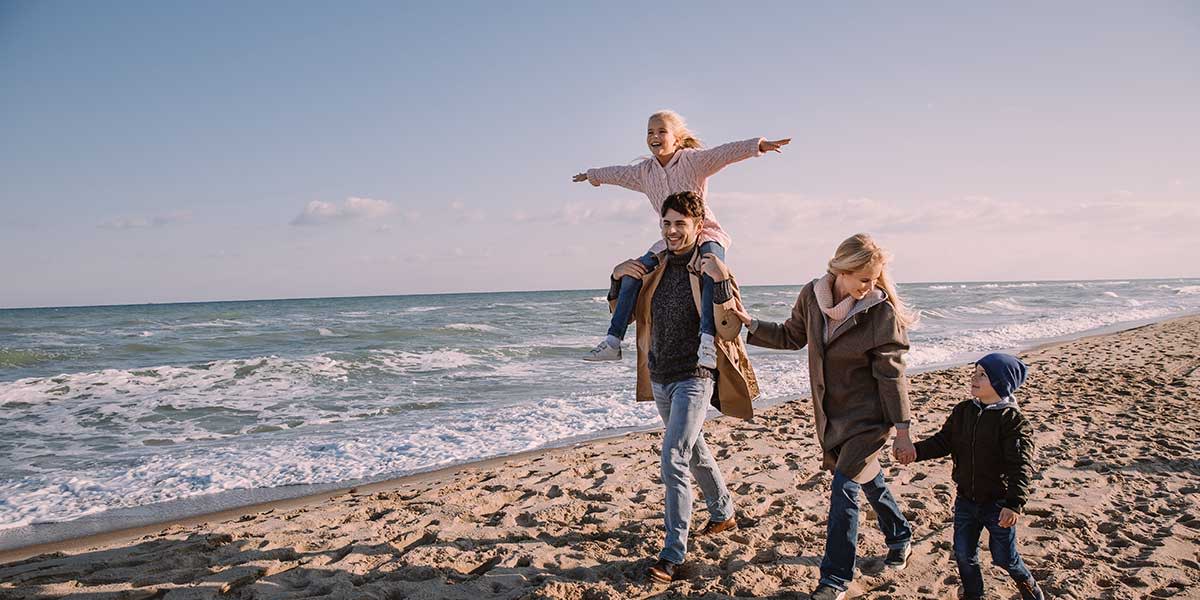 Familie på høstlig strandtur i Danmark